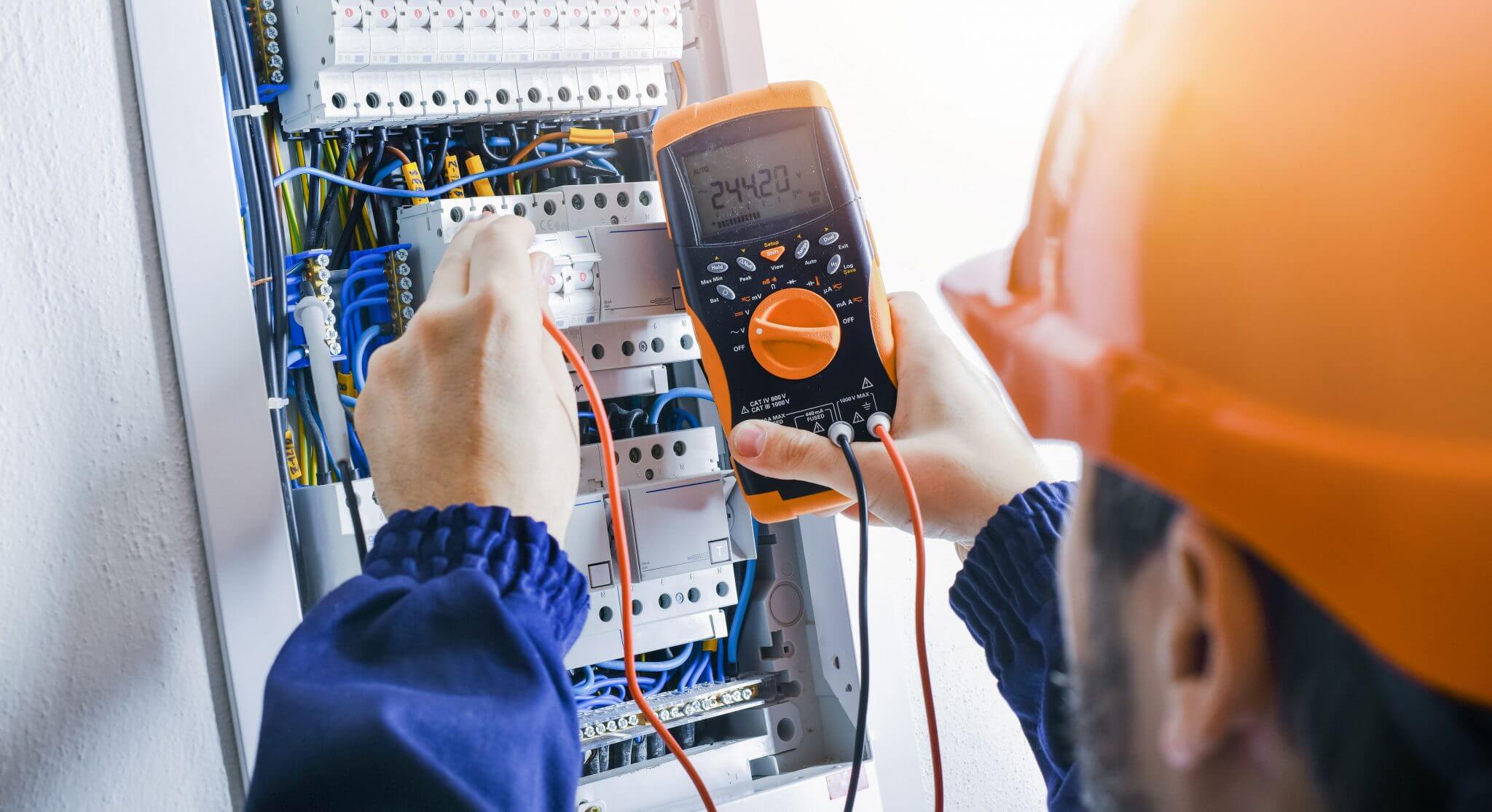 https://www.atec.edu.co/sites/default/files/revslider/image/electricista-industrial.jpeg