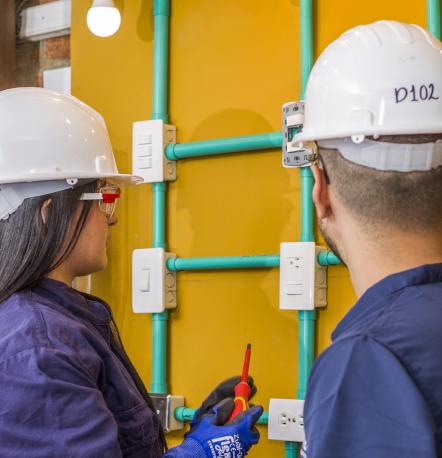 foto estudiantes de electricidad industrial