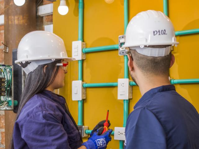 foto estudiantes de electricidad industrial